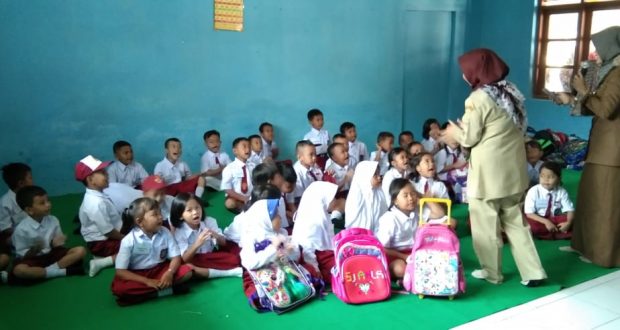 Ajuan Bangku Belum Dikabul Disdik Puluhan Siswa SDN 1 